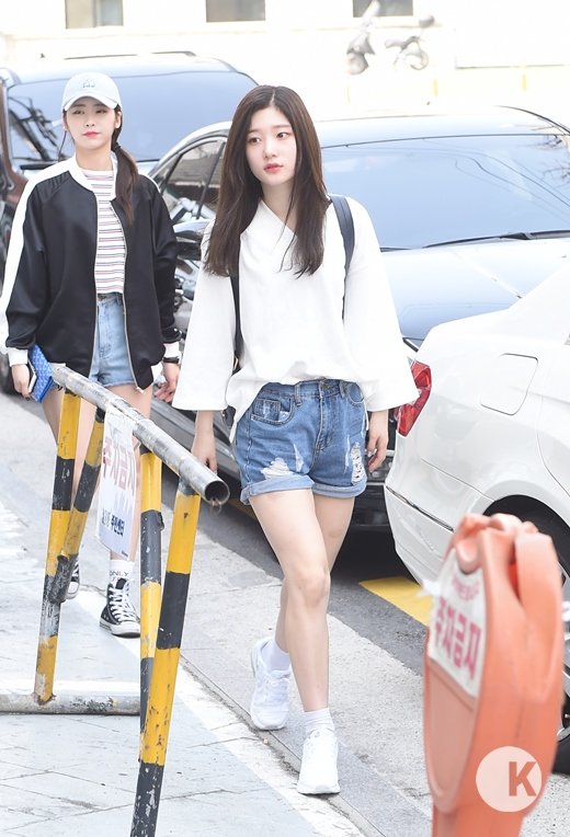 Áo trắng + quần Jeans: Phong cách chưa bao giờ lỗi mốt của sao Hàn