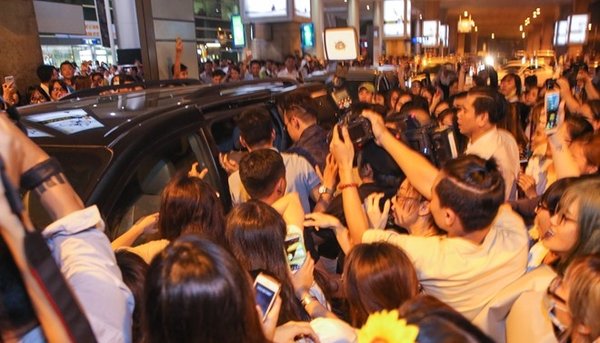 Fan Việt xếp hàng cả đêm, khóc nức nở khi đón Yesung (Super Junior) tại sân bay