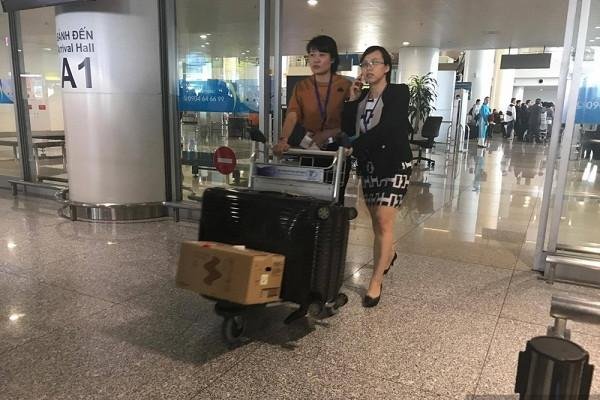 Seungri cực điển trai xuất hiện tại sân bay Nội Bài