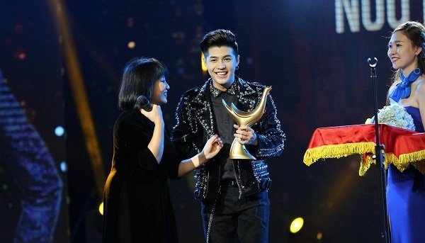 Noo Phước Thịnh xúc động trên sân khấu lễ trao giải âm nhạc cống hiến