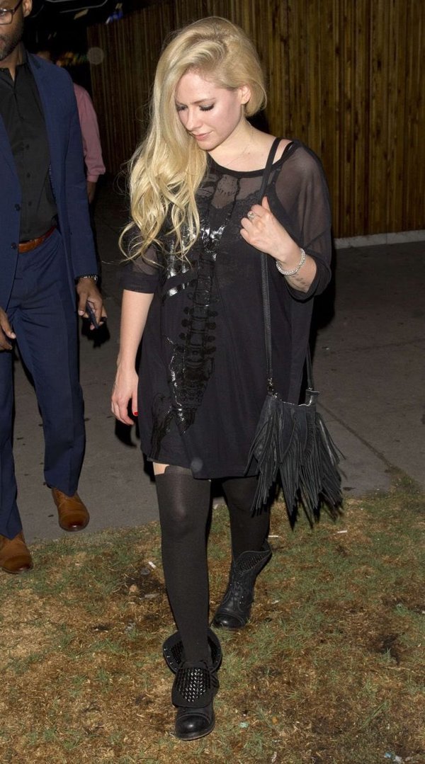 Avril Lavigne trở lại, vẫn trẻ trung chẳng kém gì thời còn hát "Hello Kitty"
