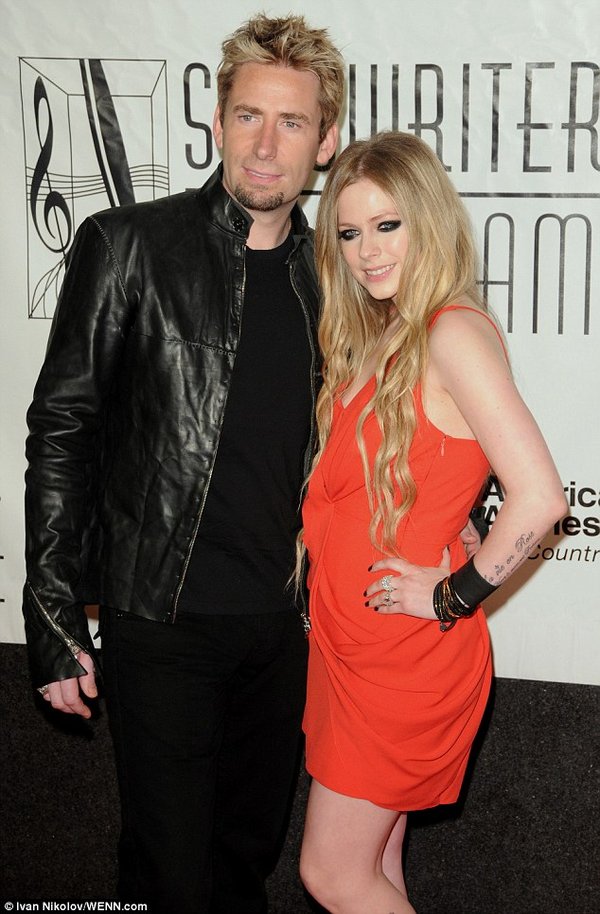 Avril Lavigne hẹn hò với tình cũ của Britney Spears sau đổ vỡ hôn nhân?