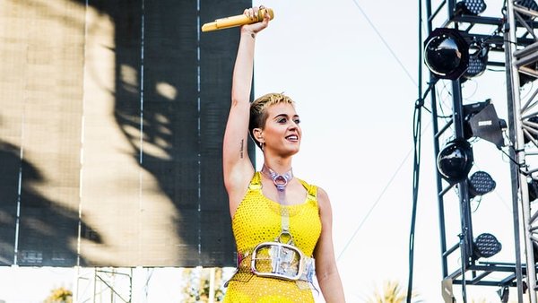 Katy Perry đăng đàn xin lỗi fan sau khi đột ngột hoãn tour lưu diễn Witness