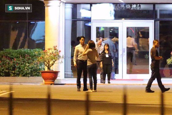 Ariana Grande đến Việt Nam lúc 2h sáng, đích thân em chồng Hà Tăng ra đón tại sân bay
