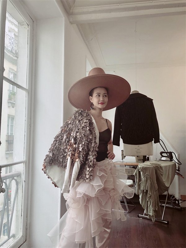 maya tham gia paris fashion week 2