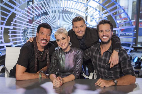 Vừa ngồi ghế giảm khảo, Katy Perry đã thổi bùng ’cuộc chiến’ giữa American Idol và The Voice