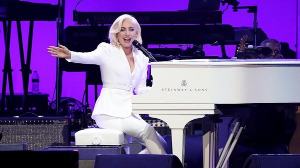 Lady Gaga diện trang phục gợi cảm, trình diễn trong concert gây quỹ của các cựu Tổng Thống Mỹ