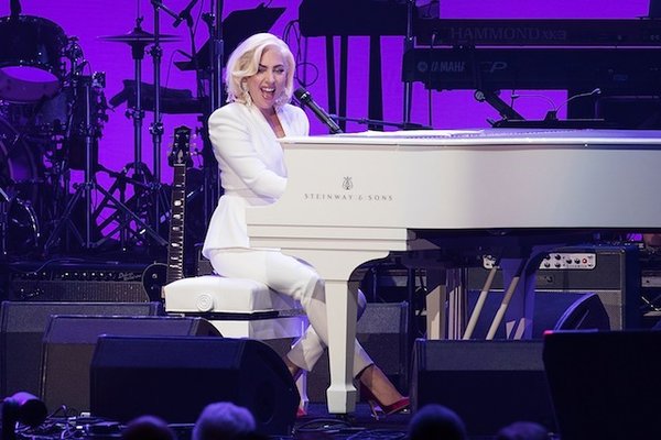Lady Gaga diện trang phục gợi cảm, trình diễn trong concert gây quỹ của các cựu Tổng Thống Mỹ