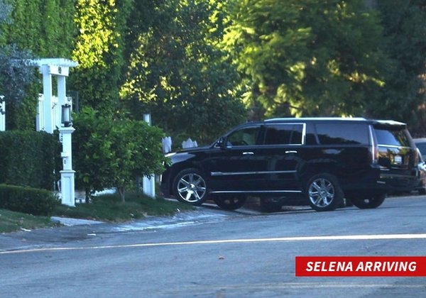 HOT: Lộ ảnh Justin Bieber đến nhà Selena Gomez trong lúc The Weeknd đi vắng