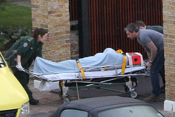 Sốc: ’Ông trùm’ Simon Cowell nhập viện cấp cứu khẩn cấp vì ngất xỉu và ngã cầu thang