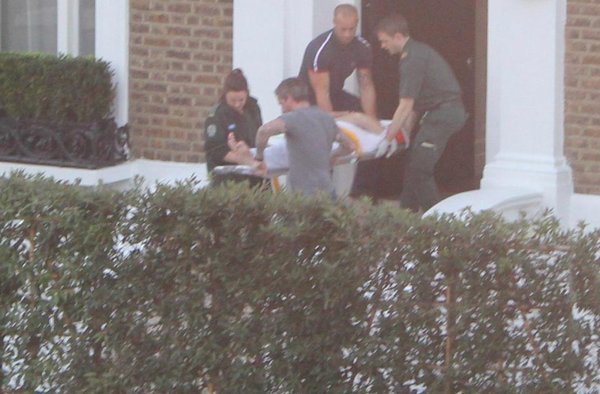Sốc: ’Ông trùm’ Simon Cowell nhập viện cấp cứu khẩn cấp vì ngất xỉu và ngã cầu thang
