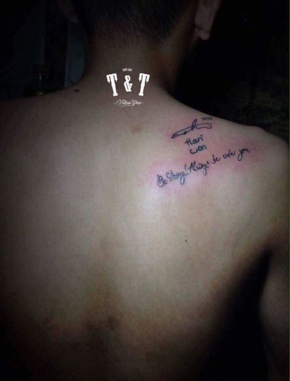 Thậm chí, một bạn fan còn "chơi nổi" khi mô phỏng hình xăm theo chữ ký nguyên bản của Hari lên lưng