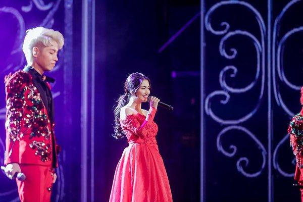 Hòa Minzy biểu diễn tại MAMA 2017