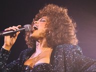 Dù đã ra đi mãi mãi, nhưng danh ca Whitney Houston vẫn trở thành nữ nghệ sĩ da màu đầu tiên làm được điều không tưởng!