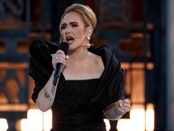 Adele sống sót với cuộc 'càn quét' của Mariah Carey, hứa hẹn tuần sau... rớt No.1 Billboard Hot 100!