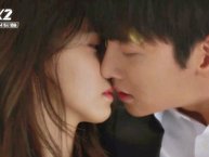 12 nụ hôn trên màn ảnh của thần tượng Kpop mà có thể bạn chưa biết