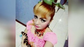 Indonesia: Nữ ca sĩ đột tử vì bị rắn cắn khi đang trình diễn