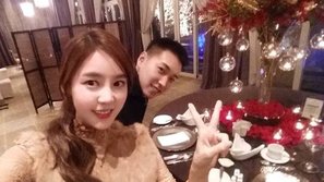 Sungmin và Kim Sa Eun rạng rỡ kỷ niệm 1 năm ngày cưới
