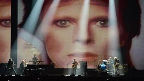 Xúc động sân khấu tưởng nhớ David Bowie tại Brit Award 2016