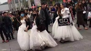 Hài hước cảnh nhóm fan nữ mặc áo cưới cầu hôn G-Dragon