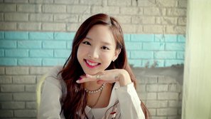 Nayeon (Twice) lo lắng vì bị cấm hẹn hò