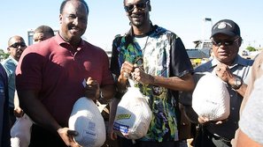 Snoop Dogg phát… gà cho người nghèo