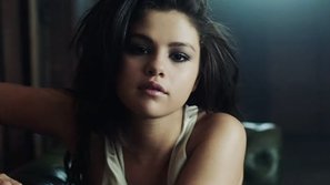 Selena Gomez “quằn quại” trong MV mới