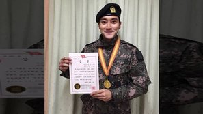 Siwon vui mừng khoe huy chương nhận từ quân đội