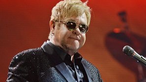Elton John bị kiện vì sàm sỡ vệ sĩ riêng