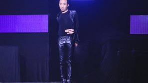 MC Trấn Thành "chảnh" với màn “chạm rốn” trên sân khấu