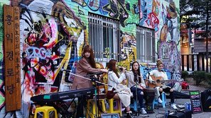 Sao Hàn quảng bá bằng cách hát ngoài đường