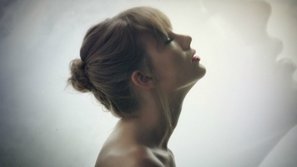 Taylor Swift đầy gợi cảm trong MV về 
