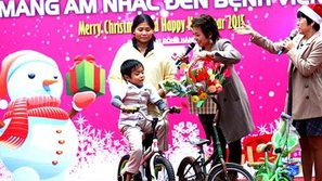 Thái Thùy Linh mang “Giáng sinh hồng” đến với trẻ em nghèo viện Nhi