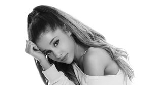 Ariana Grande làm méo mặt và hát giọng chipmunk