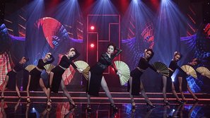 Bảo Thy múa quạt sexy trên sân khấu “Vietnam Top Hits”