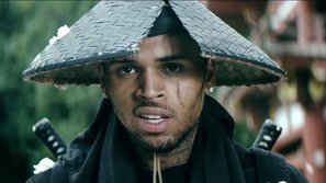Chris Brown và bạn gái hóa bộ đôi chiến binh và geisha