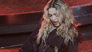 Madonna chia sẻ đời tư trên sân khấu