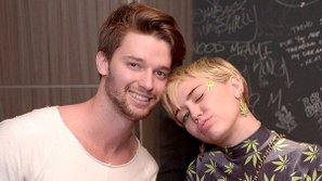 Miley Cyrus bị đồn bí mật đính hôn dù bị mẹ bạn trai phản đối