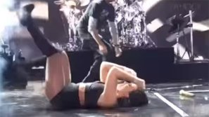 Demi Lovato trượt chân trên sân khấu New York