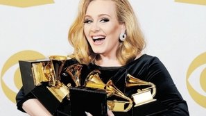 Adele giữ các giải thưởng trong… phòng tắm