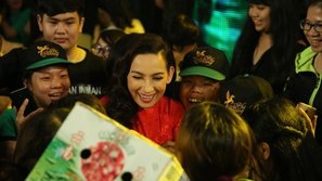 Phi Nhung "tươi rói" khi được fan tặng quà quê, Hoài Linh tận tình giúp đỡ đồng nghiệp trong hậu trường