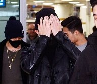 G-Dragon né tránh ống kính phóng viên tại sân bay