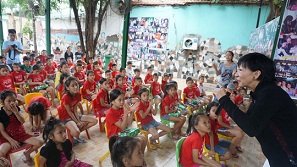 Ca sĩ Lệ Thu (Nguyễn) mang Tết thiếu nhi đến cho trẻ em khó khăn