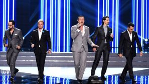 Backstreet Boys tái hợp trên sân khấu Hoa Hậu Mỹ