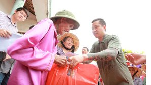 Tuấn Hưng trao quà tổng trị giá 800 triệu đồng đến ngư dân Quảng Bình