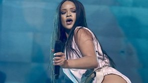 Bất ngờ trước phản ứng của Rihanna khi fan ném nội y lên sân khấu
