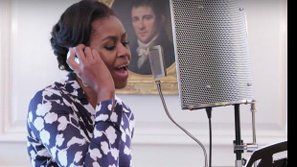 Bà Michelle Obama khiến mọi người bất ngờ với giọng hát không thua gì sao