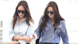 Hai chị em Jessica và Krystal khoe chân dài nuột nà tại sân bay
