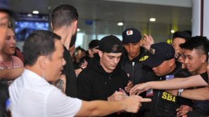 Martin Garrix vui vẻ ký tặng fan ngay khi vừa đặt chân xuống sân bay Nội Bài