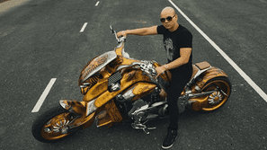 Phan Đinh Tùng cưỡi mô tô “khủng” trong MV mới